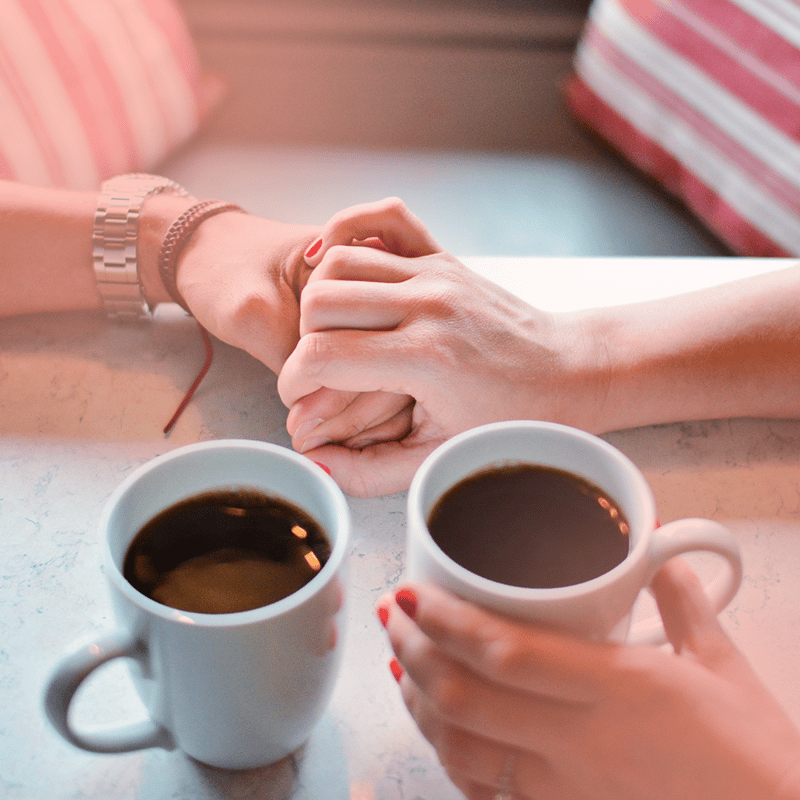 Fertilização in vitro e psicologia: Mãos dadas e duas xícaras de café