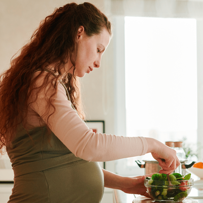 Nitrição na Gestação: gestante preparando salada verde
