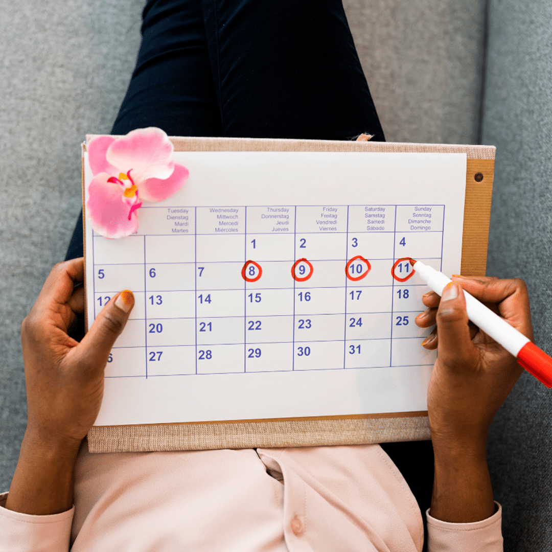 Ciclo Menstrual: calendário com 4 datas circuladas de vermelho. 